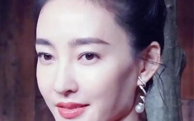 王丽坤 1985年3月22日出生于内蒙古自治区赤峰市翁牛特旗,中国内地