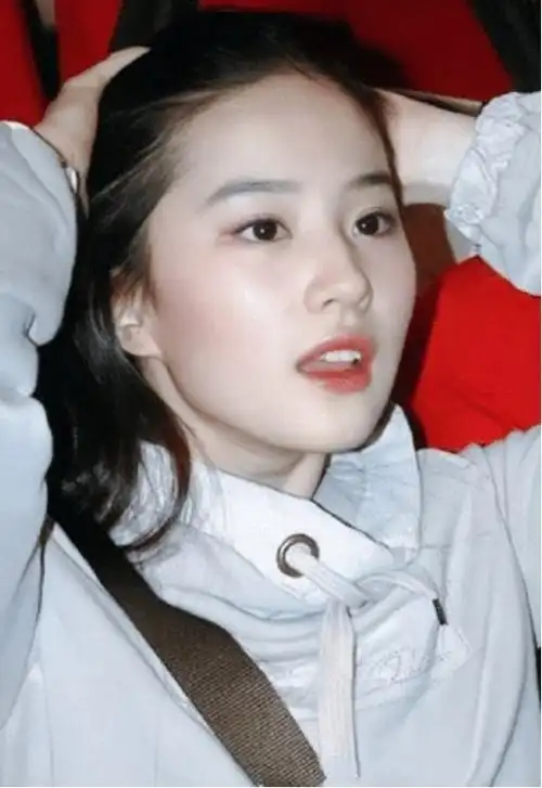 刘亦菲年轻时少女照走红!纯素颜面对镜头,浓密发量引网友热议!