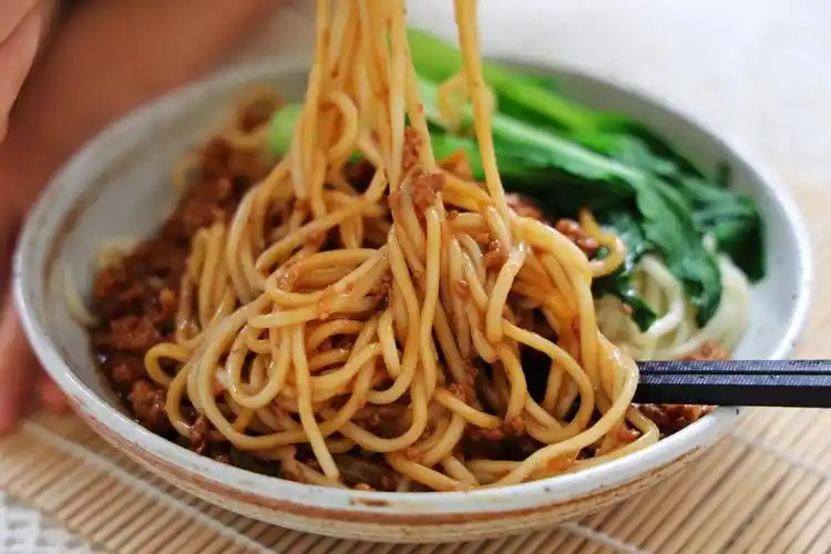 原创秋天的第一碗面一定是肉末酱汁面省时省力好吃更过瘾