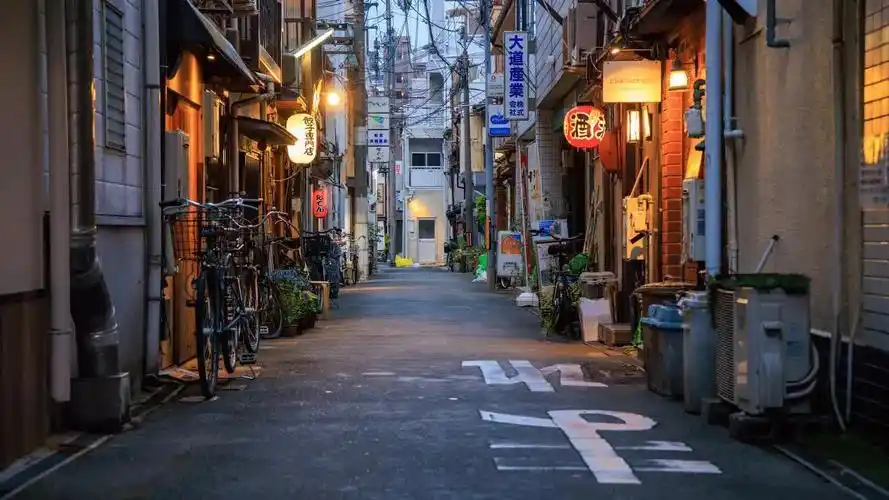 日本小巷子是不是有种特别的感觉,黄昏时分漫步在日本大阪的后街和