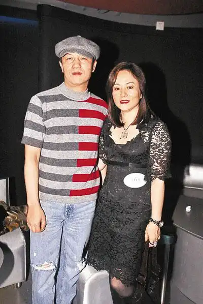 儿子应该是zhou的,现在好像是寇鸿萍的女儿唐贝诗在拍拖