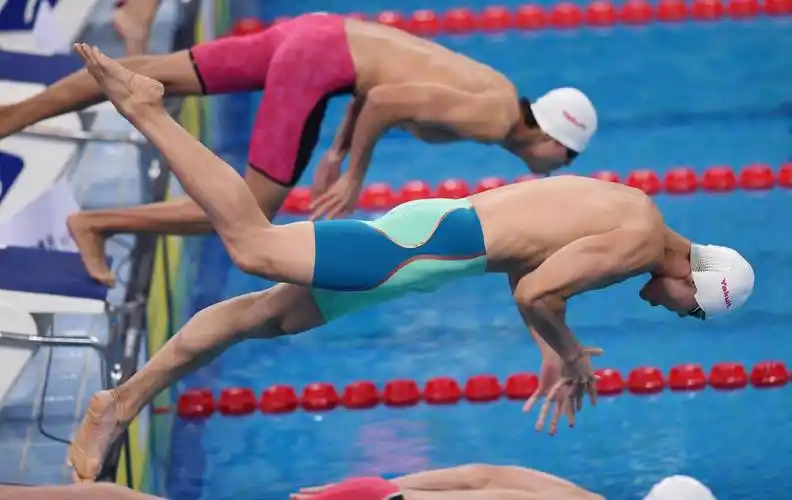 游泳——全国冠军赛:余贺新获得男子100米自由泳预赛第一名