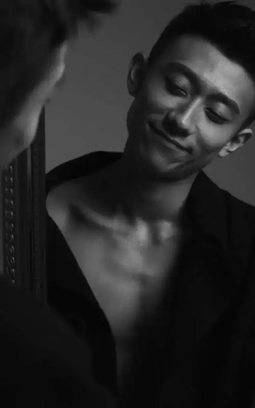 快本里他唱《那就这样吧》嗓音里杂糅着少年感与沧桑感 那种深情很动