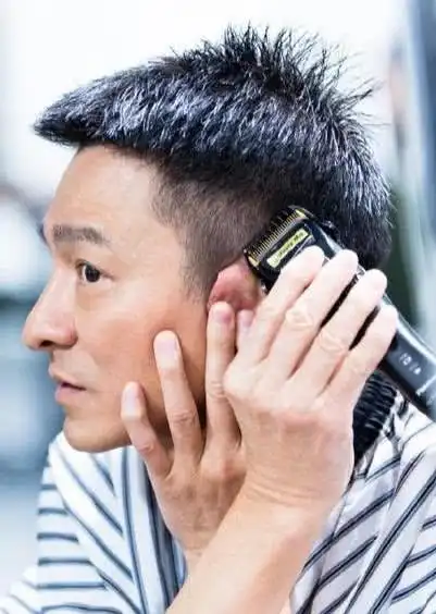天王刘德华首秀洗剪吹手艺