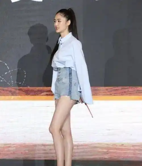"切个西瓜"牛仔短裤搭配蝴蝶上衣,蒋依依大秀绝妙舞步!