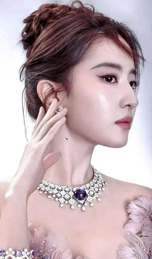 刘亦菲的五官轮廓也很分明,鼻子略显高挑,属于驼峰鼻的一种,小巧而又