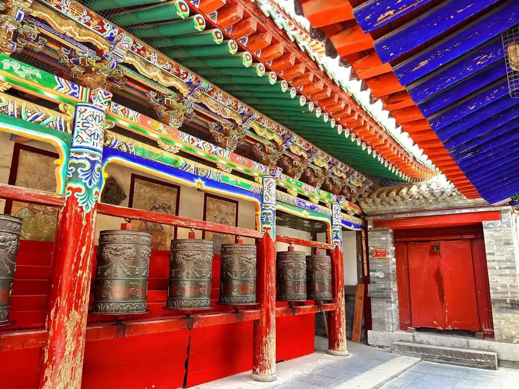 塔尔寺.佛前的酥油灯, 在殿堂里静静的燃烧, 镌刻着千百年的 - 抖音