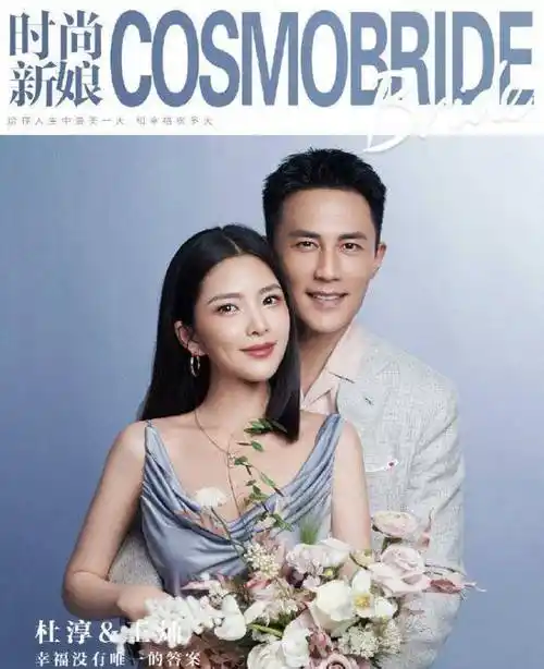 在拍照的过程中,杜淳不时地就搂着老婆的细腰,并深情注视着对方,满心