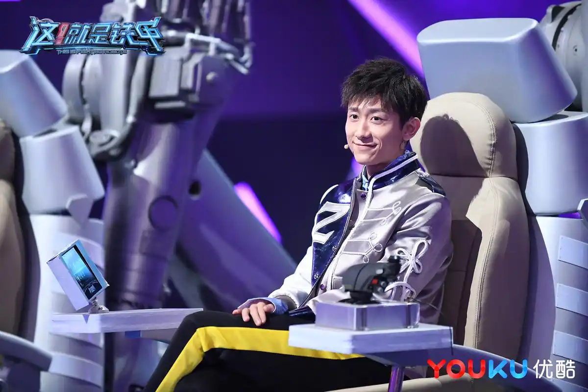 这就是铁甲 前方经理人张一山 高清帅照来袭!实力演绎笑容逐渐加深