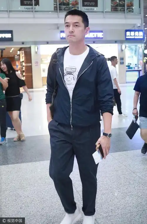 胡歌出发米兰男装周简约低调帅气十足