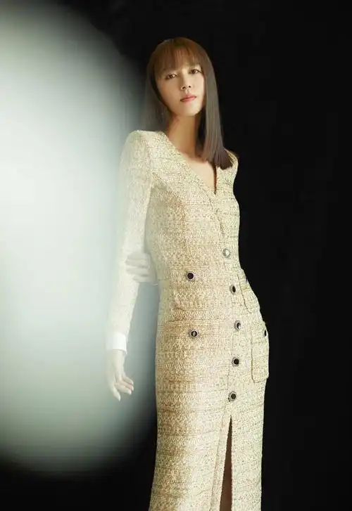 简介:谭维维金色编织高叉裙性感图片,分享一组谭维维图片给大家,图中