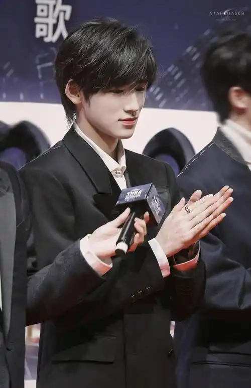 宋亚轩红毯饭拍图 all black西装小宋,被帅到窒息了