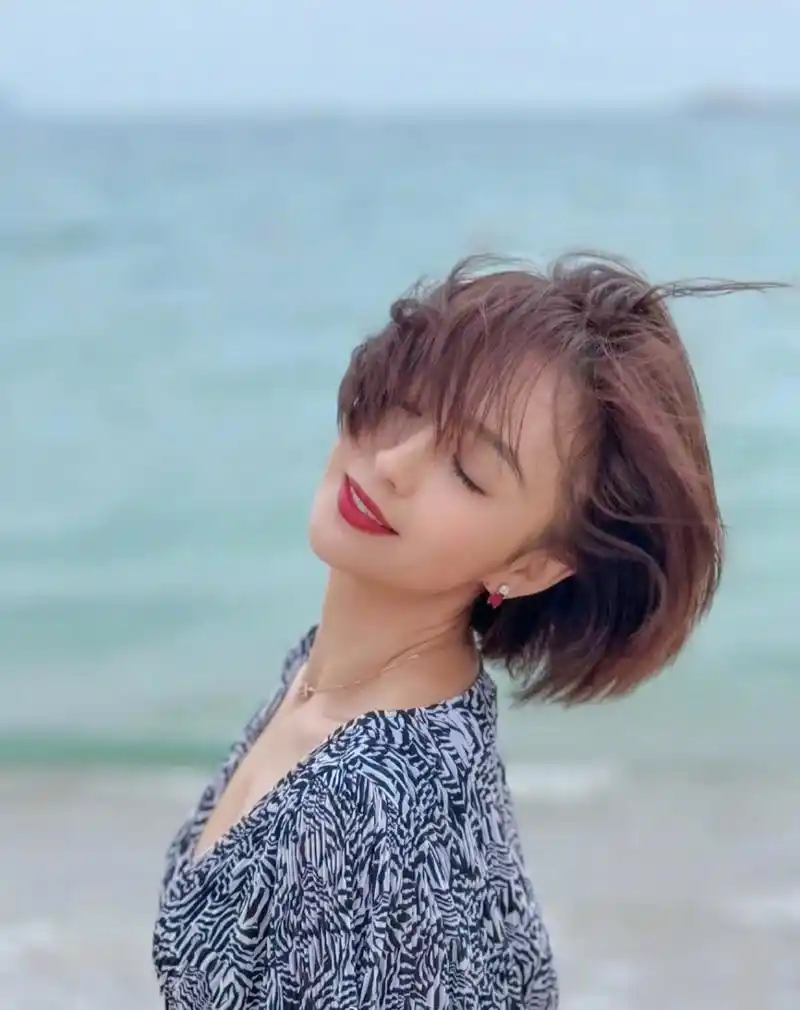 短发的佟丽娅满满的成熟女人味.