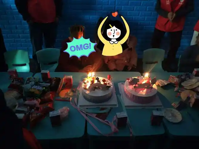 小寿星们对着蛋糕许愿愿你们能有一个快乐的童年,愿你们的美好愿望都