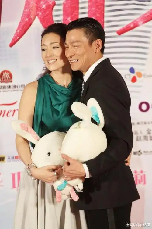 章子怡巩俐晒刘德华合影照输太狠,一个妩媚风情,一个显小家子气_网易