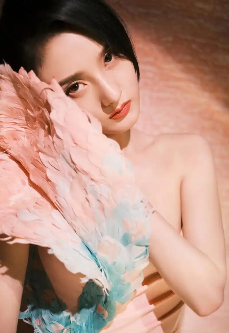 宋祖儿# 清纯甜美的容颜,白皙水嫩的肌肤,婀娜多姿的曼妙身姿,香肩玉