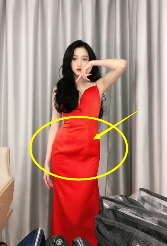 关晓彤穿无痕衣跳舞全网却紧盯她肚子镜头拉近鹿晗评论区炸了