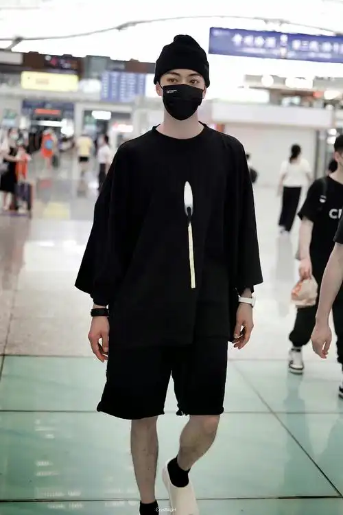 许凯机场全黑造型饭拍 真的好帅一男的啊,腿毛好性感