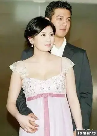 他41岁嫁给小9岁的男友,曾离婚净身出户的他竟成人生赢家