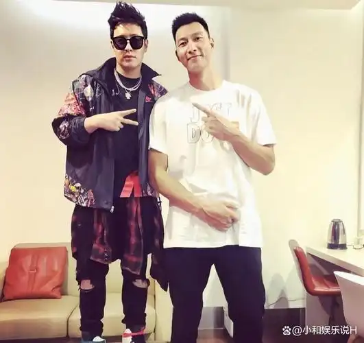 潘玮柏晒演唱会后台跟易建联合影,网友:两个人身高差也太可爱了