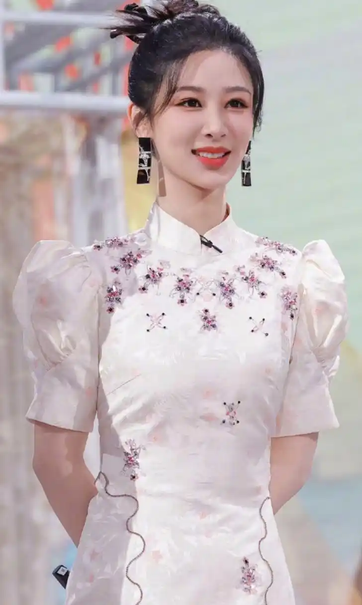 杨紫综艺现场照来了,新中式扮相温婉端庄,盘发特别利落,夸张的耳坠