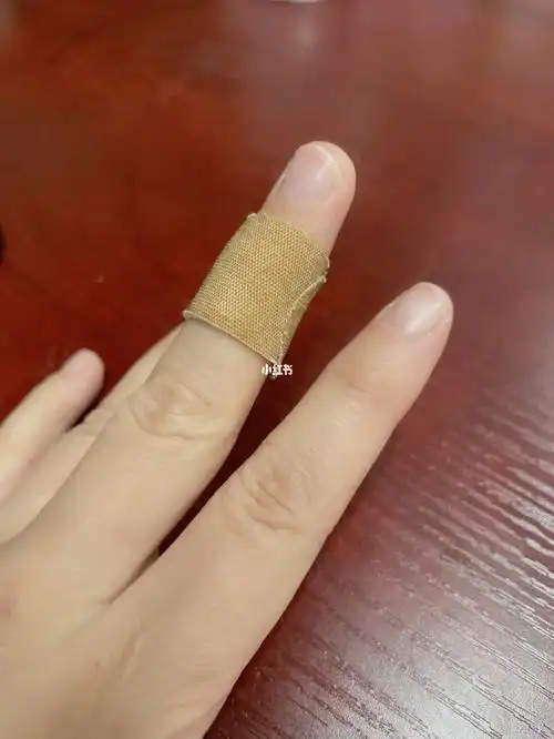 宝宝给我包的创口贴