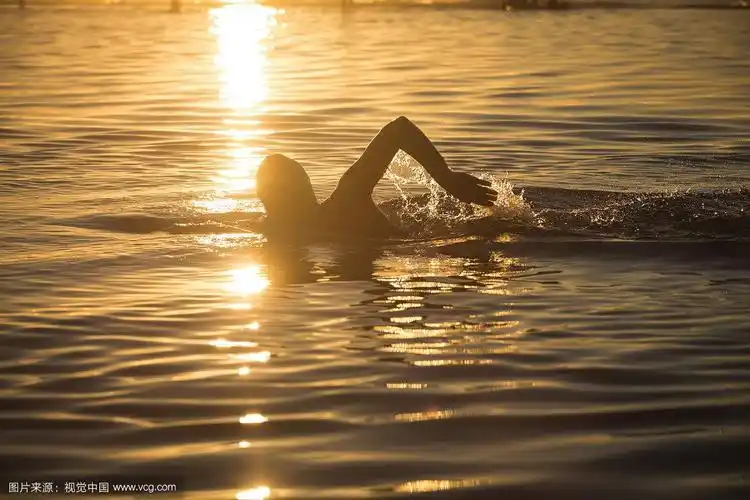 在海里游泳的女人