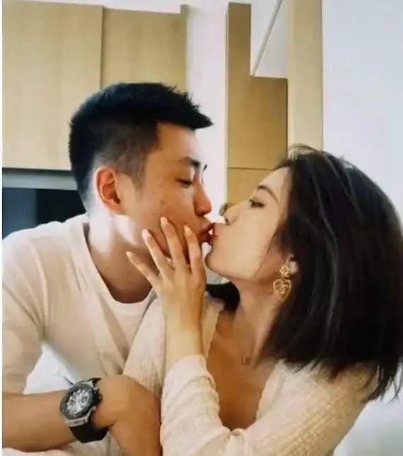 520狂撒狗粮高诗岩女友真美啊