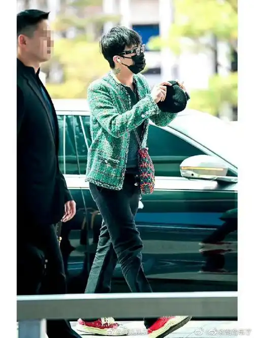 权志龙出发洛杉矶##权志龙机场伸懒腰