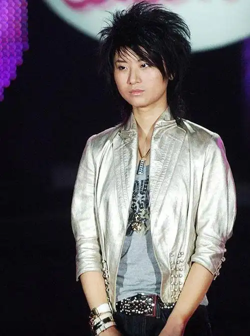 王者归来!尚雯婕机场黑白look简约不失气场,短八字刘海清爽个性_腾讯