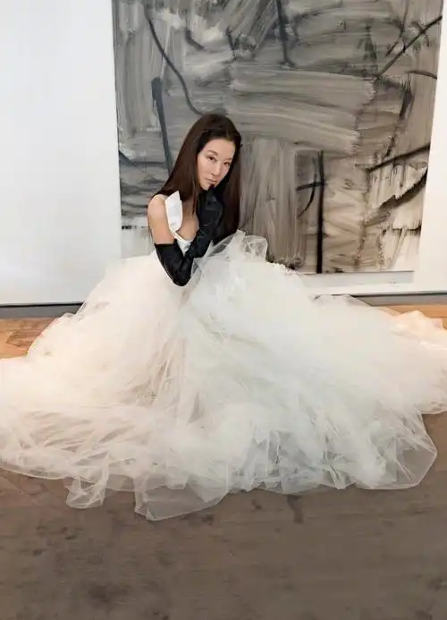 72岁婚纱女王王薇薇穿婚纱拍大片个性十足