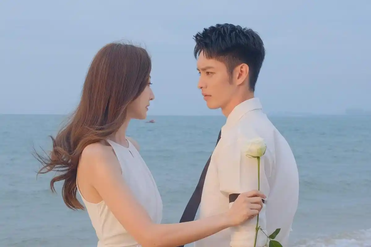 《为你逆光而来》路透写真 余玥曹佑宁高甜配一脸