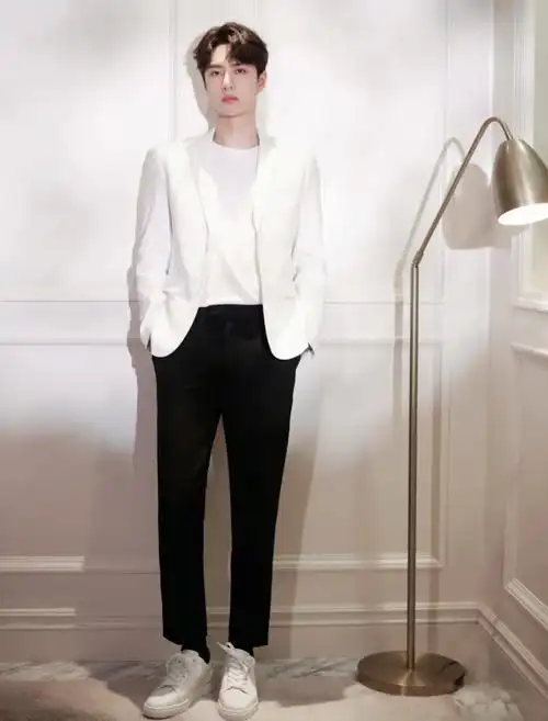 王一博黑袜运动鞋