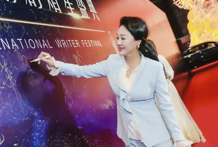 67王姬亮相华语编剧盛典淡蓝西装尽显优雅知性