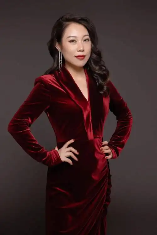 万丹,女高音2007年毕业于中国音乐学院,获美声演唱专业硕士学位,2010