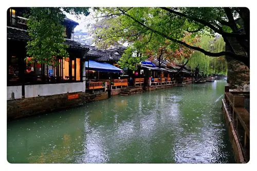 弯弯曲曲的小桥流水,来来往往的游客,无不被这美丽的江南水乡所陶醉