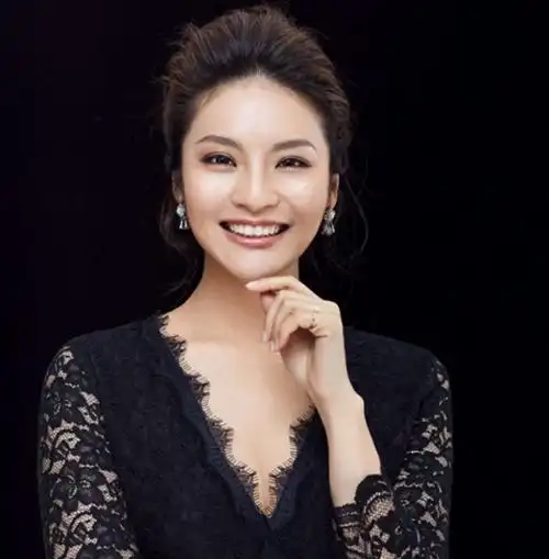 回顾主持人孟盛楠24岁进央视36岁登上春晚如今41岁仍单身未婚