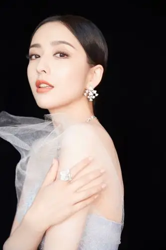 点赞  评论  佟丽娅 图源水印 0 2 海洋星zz  发布到  人物素材