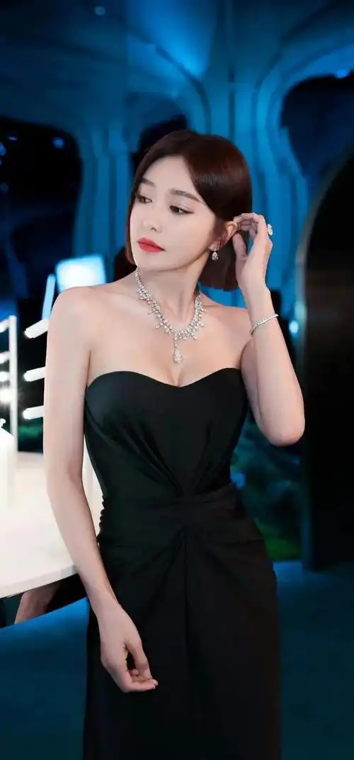 明星写真照女神秦岚气质成熟女人味十足波涛汹涌