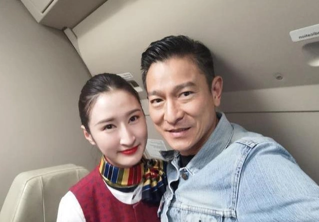 天王也很可爱!一位空姐晒出与刘德华的合影