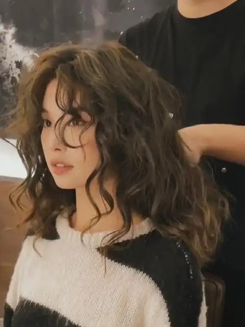 发型设计: 没想到长发女生烫法式卷发这么好看慵懒森系,又复古港风的