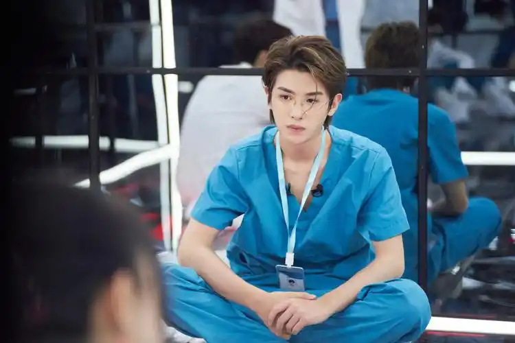 第十期剧照图片,分享一组黄明昊图片给大家,图中的明星图片壁纸会点缀