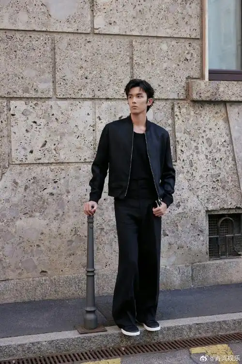 吴磊all black休闲穿搭#吴磊最新写真96  all black休闲穿搭好帅