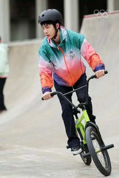 王一博探险回来了#  这么晚才到吗  好好休息@uniq-王一博  行程太满