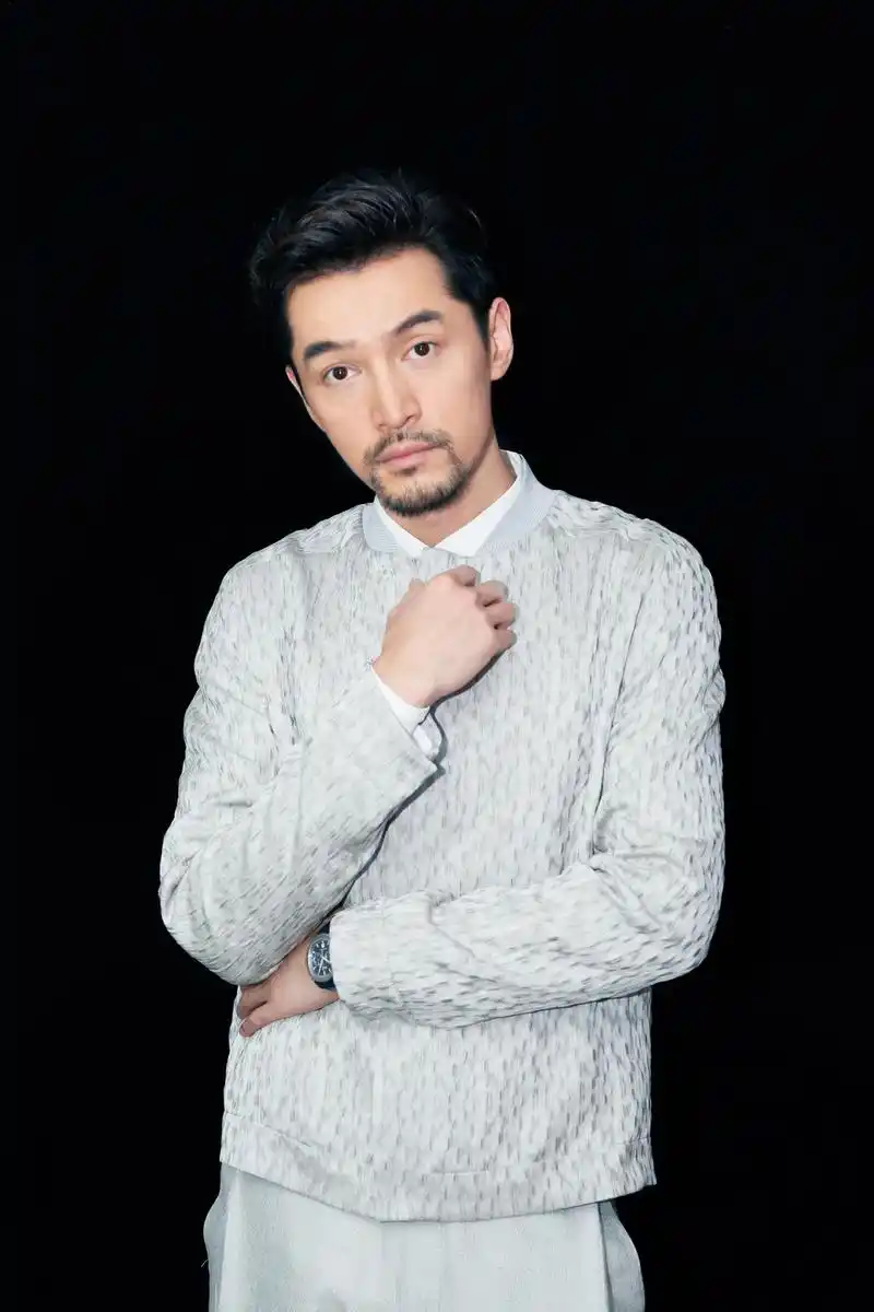 胡歌身穿休闲装胡子造型亮相尽显成熟稳重气质