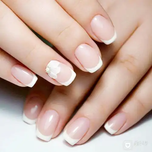 方圆形雕花法式白色优雅女神款美甲图片