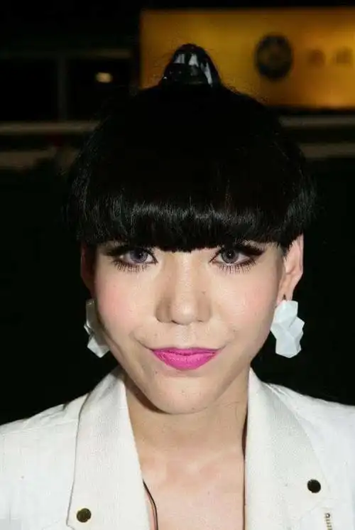 吴莫愁除了浓妆还有一个特点就是万年不变的刘海!