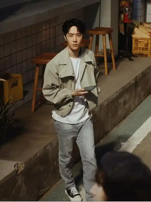 王一博男友风穿搭分享好看的百元帆布鞋