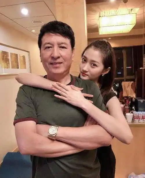 原创鹿晗粉丝辱说关父关晓彤高调晒情侣装疑似回应霸气回怼身边很多