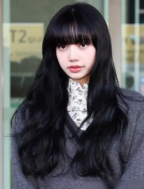 人间芭比lisa现身机场新造型,黑色长卷发搭配齐刘海清甜又可爱_网易